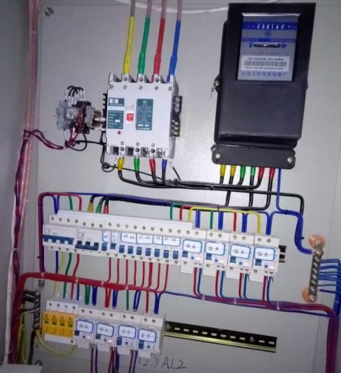 電路安裝保險絲，防止電路故障